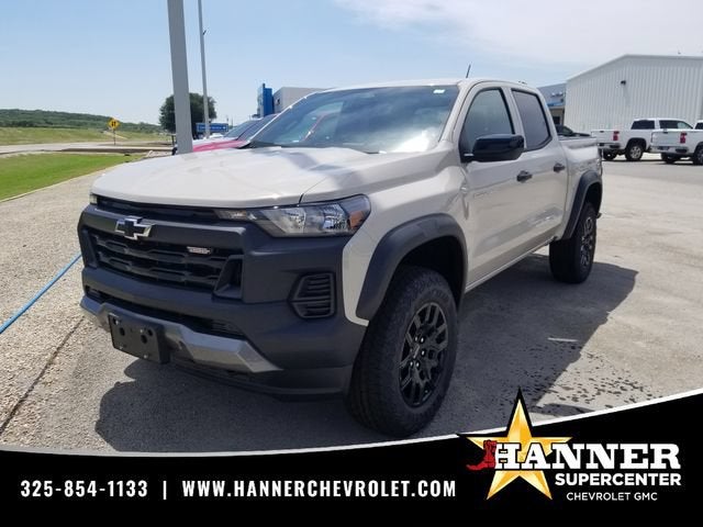 2026 Chevrolet Colorado Trail Boss in White Sands — front three-quarter view